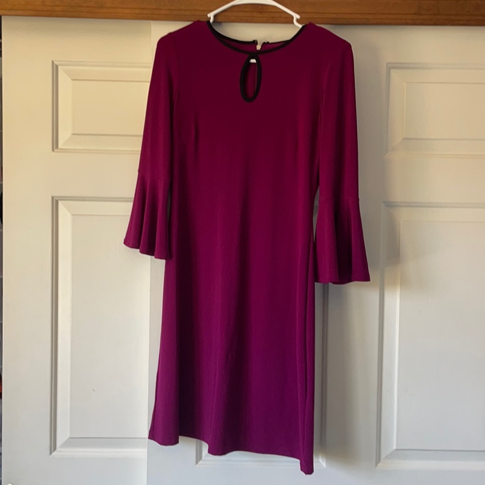 Peplum sleeve dress w key hole neckline
